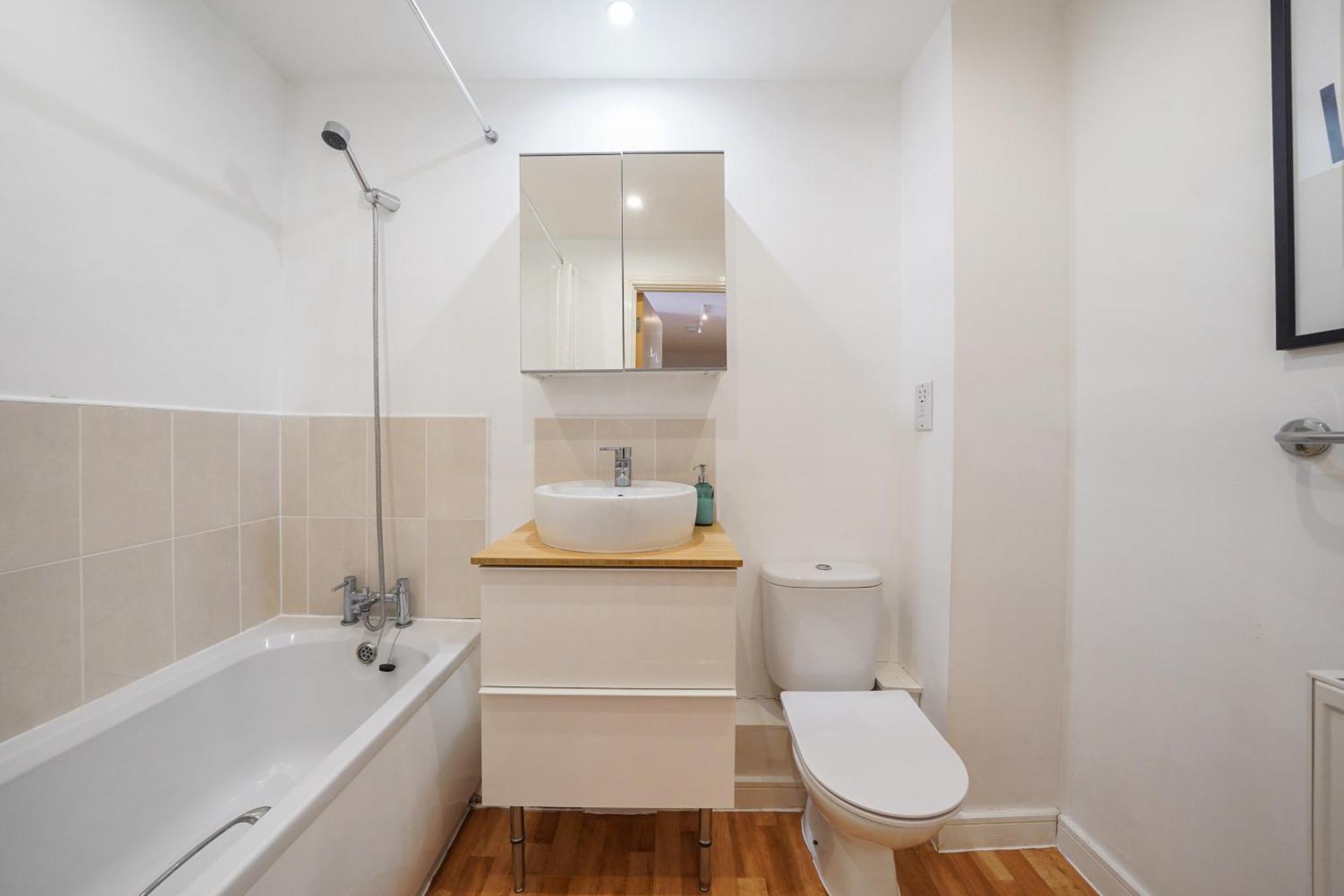 City Riverside - 2 Bedroom & Free Parking باركنغ المظهر الخارجي الصورة